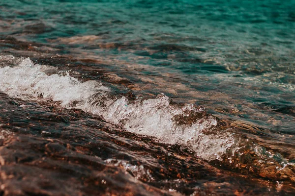 아름다운 해변의 바위에 부딪친다 — 스톡 사진