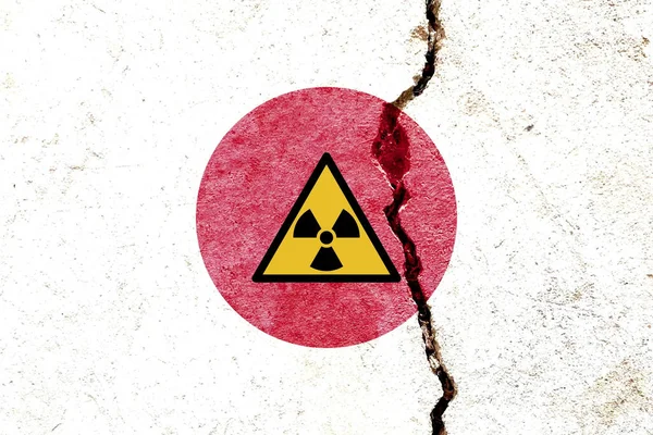 Een Geel Nucleair Waarschuwingssymbool Japanse Vlag Gebarsten Muurachtergrond — Stockfoto