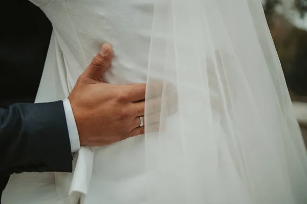 Nahaufnahme Eines Bräutigams Der Die Taille Der Braut Hält — Stockfoto