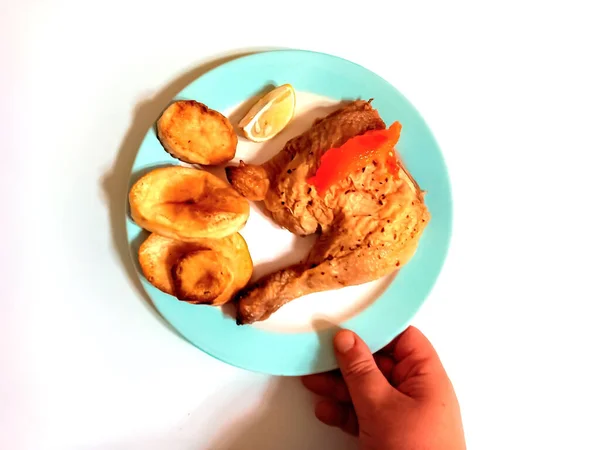 Plano Una Mano Sosteniendo Plato Con Una Pata Pollo Cocida —  Fotos de Stock