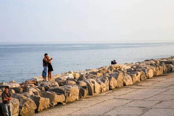 Caorle Italien Mai 2015 Menschen Flanieren Entlang Der Promenade Von — Stockfoto