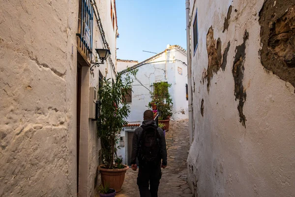 Uma Pessoa Com Uma Mochila Por Trás Caminhando Por Beco — Fotografia de Stock