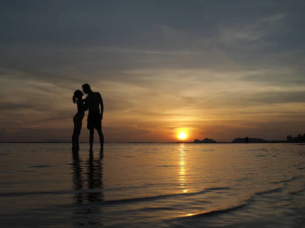 Silueta Šťastného Páru Během Krásného Západu Slunce Koh Phangan Thajsko — Stock fotografie