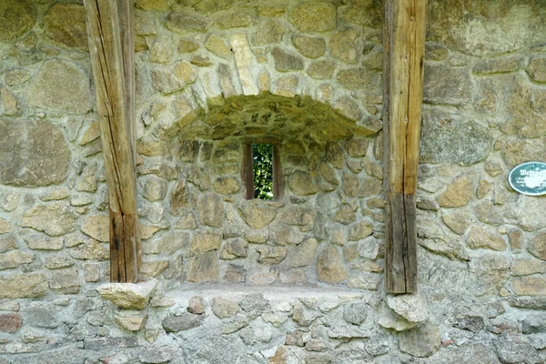 Małe Okno Dachem Kamiennej Ścianie Budynku — Zdjęcie stockowe