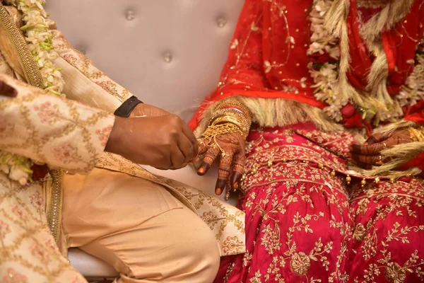 Nahaufnahme Eines Indischen Paares Beim Tausch Von Eheringen — Stockfoto