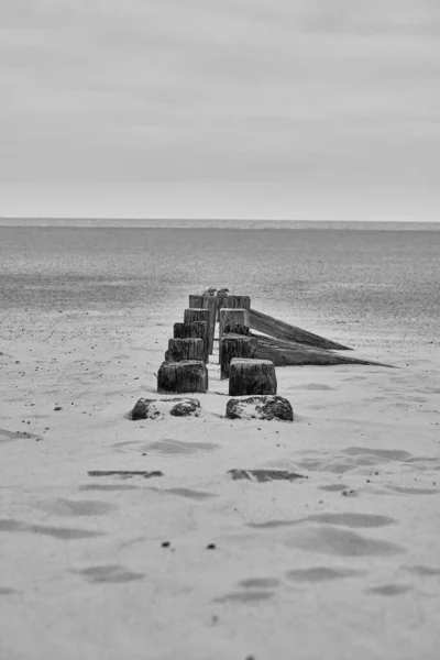 诺福克戈尔斯顿海滩木制防波堤的灰度景观 — 图库照片