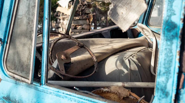 Interior Velho Caminhão Abandonado Com Janelas Quebradas Assentos Intemperizados — Fotografia de Stock