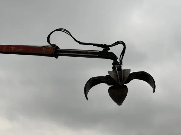 Een Metalen Hydraulische Klauw Kraan Tegen Bewolkte Regenachtige Lucht — Stockfoto