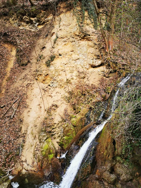 Een Prachtig Shot Van Een Smalle Watervallen Een Mountai Klif — Stockfoto