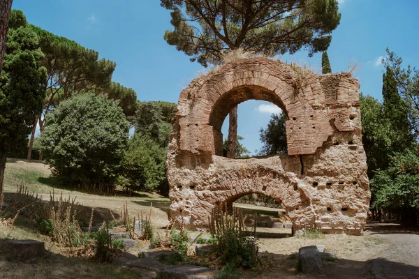 Les Ruines Rome Antique Italie Ancien Bâtiment Arc Abandonné Entouré — Photo