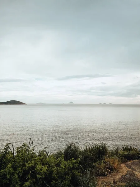 穏やかな湖の上の暗い空の景色 — ストック写真