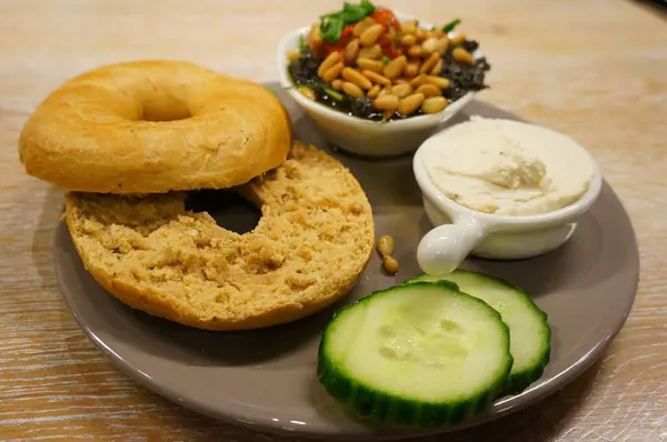 Bagel Com Pesto Queijo Legumes — Fotografia de Stock