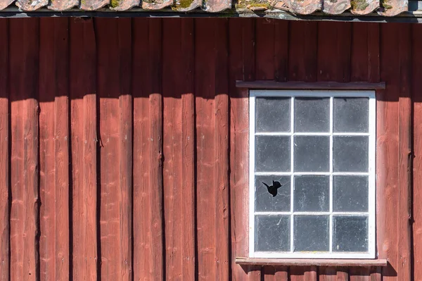 Červená Dřevěná Zeď Domě Popraskaným Oknem — Stock fotografie