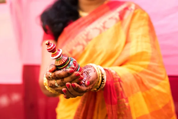 インドの花嫁とともに彼女の手の中に彼女のSindur鍋自然背景と黄色の参照で伝統的なMehendiデザイン — ストック写真