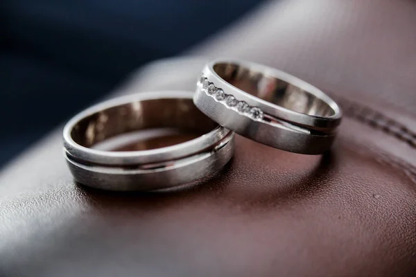 Close Anéis Casamento Contra Fundo Embaçado — Fotografia de Stock