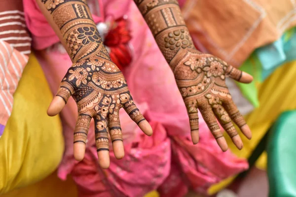 Eine Nahaufnahme Einer Frau Mit Henna Zeichnungen Ihren Händen — Stockfoto