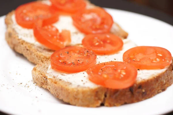 Pan Con Queso Crema Tomates Plato Blanco — Foto de Stock