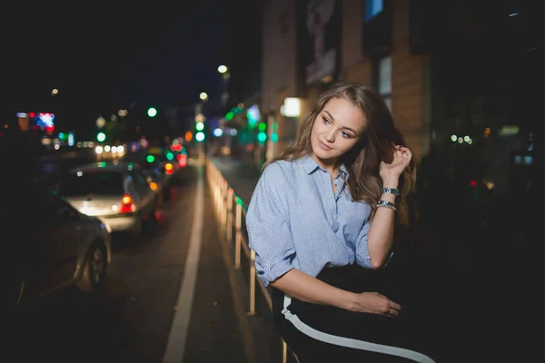Een Mooie Bosnische Blanke Vrouw Poserend Straat Met Stadsverlichting — Stockfoto