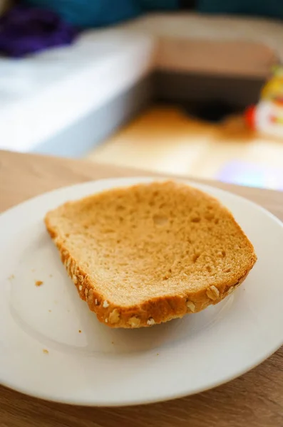 Krajíc Chleba Bílém Talíři — Stock fotografie