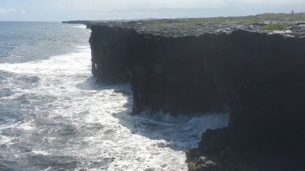 Hermoso Paisaje Con Olas Que Chocan Contra Acantilado Rocoso — Foto de Stock