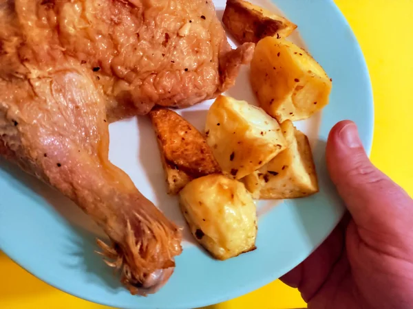 Geleneksel Pişirilmiş Tavuk Budu Sarı Arka Planda Kızarmış Spanyol Patatesli — Stok fotoğraf