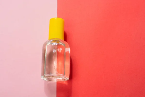 Ein Kopfschuss Einer Kleinen Containerflasche Auf Rosa Und Rotem Hintergrund — Stockfoto
