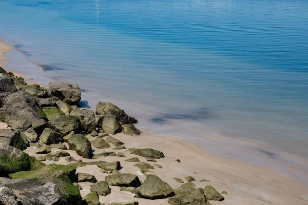 Μια Όμορφη Θέα Των Βράχων Μια Αμμώδη Ακτή — Φωτογραφία Αρχείου