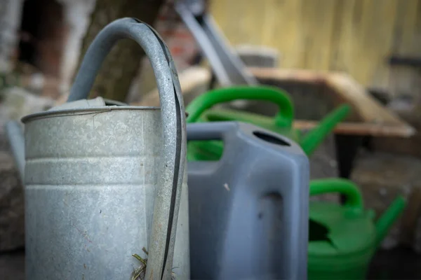 Eine Nahaufnahme Aus Metall Und Plastikgießkannen Einem Garten — Stockfoto