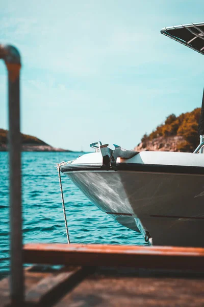Een Verticaal Shot Van Een Boot Het Meer Tijdens Een — Stockfoto