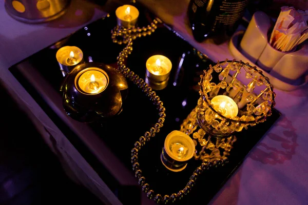 在桌子上的反光物体上特写的蜡烛 — 图库照片