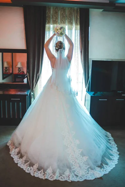 Eine Rückansicht Einer Braut Mit Einem Strauß Über Dem Kopf — Stockfoto