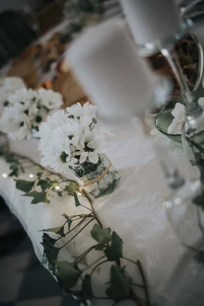 Eine Vertikale Aufnahme Von Kerzen Und Blumen Die Einen Tisch — Stockfoto