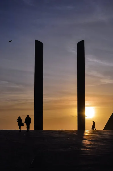 Plan Vertical Silhouette Des Gens Coucher Soleil Lisbonne Portugal — Photo