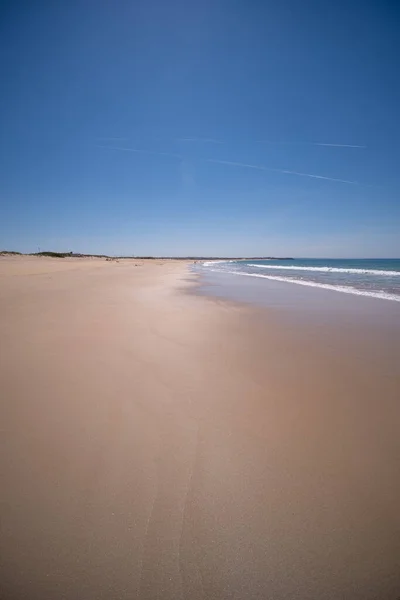 Вертикальный Снимок Мелкого Песчаного Берега Голубым Небом Идеально Подходит Обоев — стоковое фото