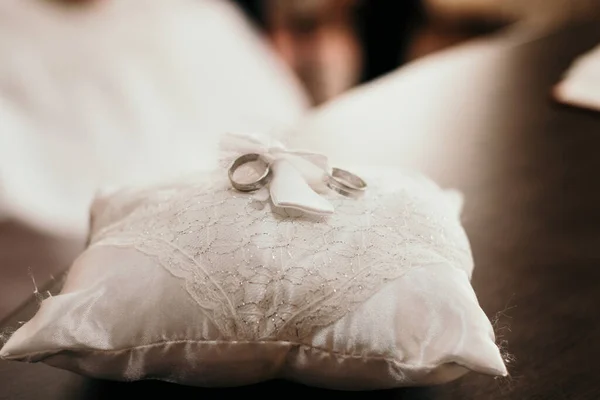 Closeup Shot Wedding Rings Pillow — Stock Photo, Image