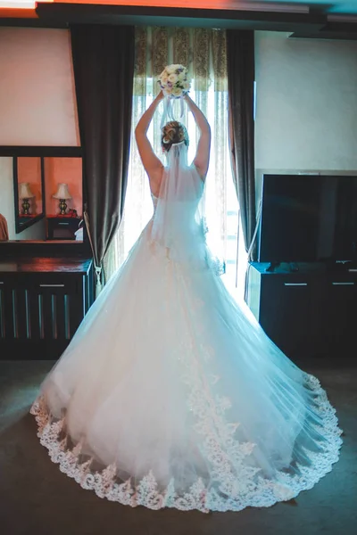Eine Junge Braut Einem Weißen Brautkleid Wirft Brautstrauß — Stockfoto