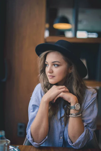 Retrato Uma Mulher Caucasiana Atraente Bósnia Herzegovina Chapéu Moda — Fotografia de Stock