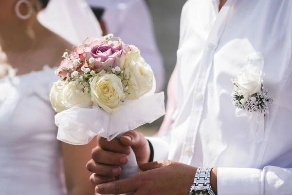 Uma Cerimônia Casamento Com Noivo Segurando Buquê — Fotografia de Stock