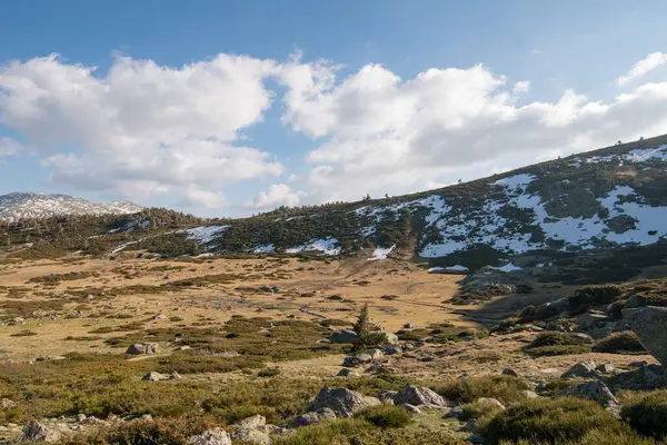 Belo Tiro Paisagem Montanha Com Alguma Parte Nevada Fundo Céu — Fotografia de Stock