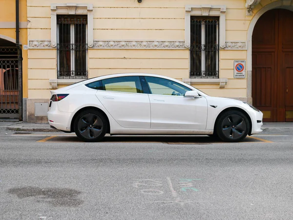 Milan Italie Apr 2021 Voiture Électrique Tesla Blanche Garée Dans — Photo