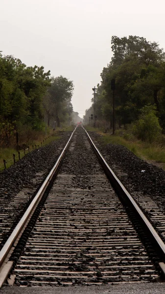 철로에 균형잡힌 — 스톡 사진