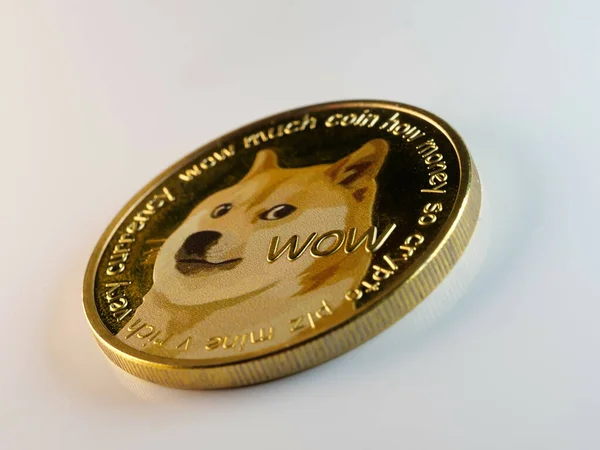 Detailní Záběr Zlatého Dogecoin Izolované Bílém Pozadí — Stock fotografie