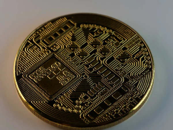 Beyaz Arkaplanda Bir Bitcoin Arka Yüzünün Yakın Plan Çekimi — Stok fotoğraf