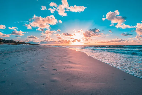 Vacker Utsikt Över Rosa Molnen Solnedgången Stranden Sommardag — Stockfoto