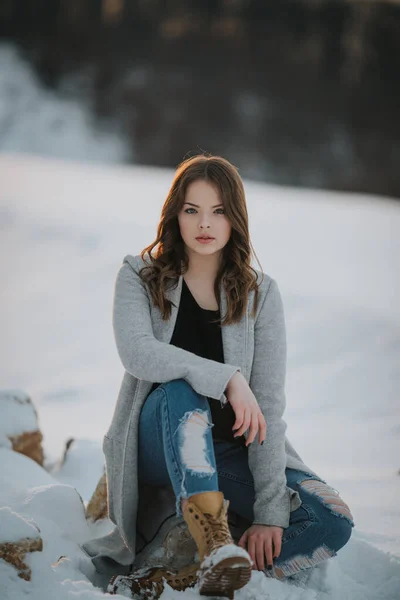 Colpo Verticale Una Bella Donna Caucasica Jeans Cappotto Invernale Seduta — Foto Stock