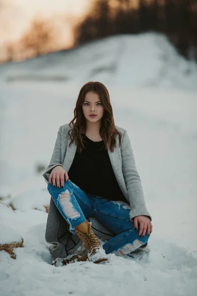 Молода Кавказька Жінка Сірому Пальто Стоїть Зимовому Парку Вкритому Снігом — стокове фото