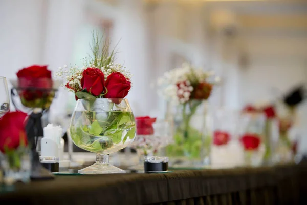 Gros Plan Roses Rouges Sur Les Tasses Comme Décoration Table — Photo