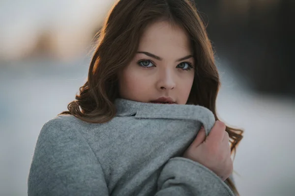Een Mooie Blanke Vrouw Een Winterjas Die Het Koud Heeft — Stockfoto