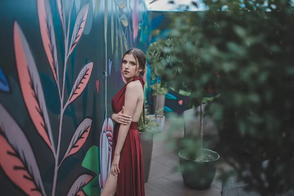 Uma Jovem Mulher Branca Atraente Vestindo Belo Vestido Vermelho Elegante — Fotografia de Stock