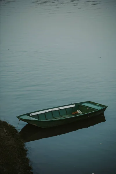 Colpo Verticale Una Barca Verde Sul Lago — Foto Stock